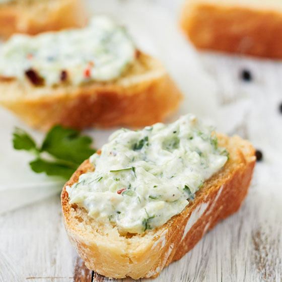 recette au lait de brebis : tartines à la grecque tzatziki et concombre