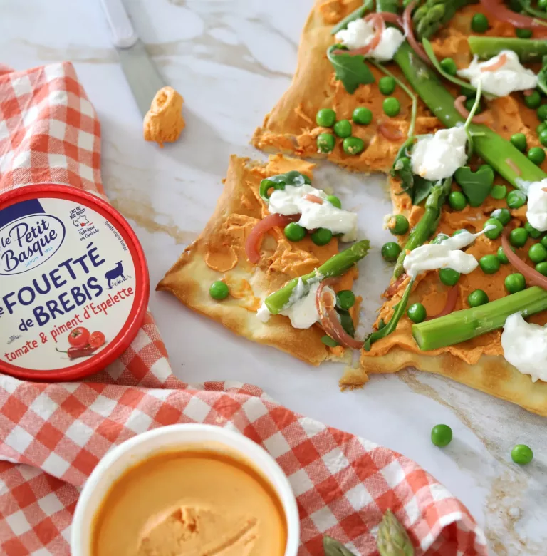 TarteFineLePetitBasque©JadePerrot tarte fine printanière au fouetté de brebis tomate & piment d'Espelette Le Petit Basque