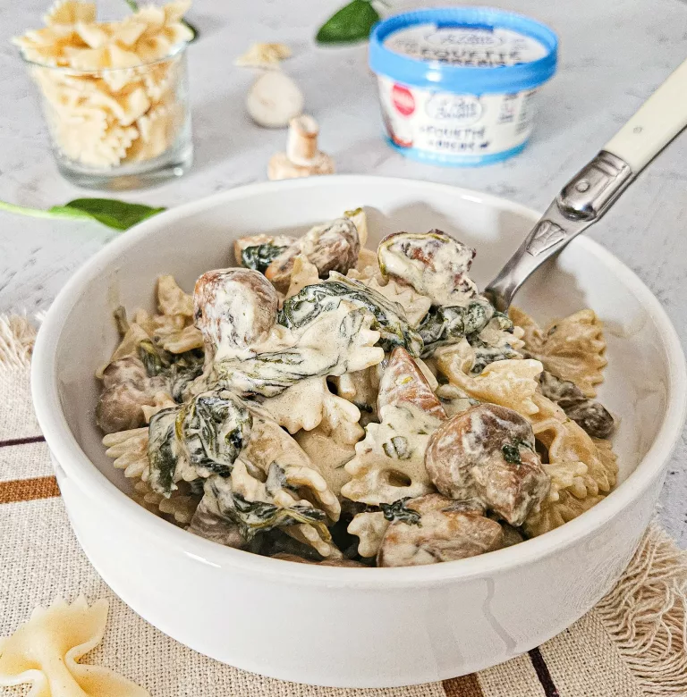 farfalles fouetté de brebis farfalles au fouetté de brebis Le Petit Basque, vin blanc, champignons et épinards